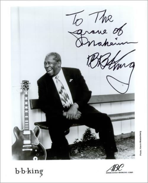 B B King Signed Photograph photograph US BBKPHSI481968