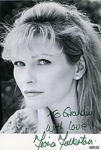 Fiona Fullerton Autographed Publicity Photocard photograph UK FF1PHAU283135
