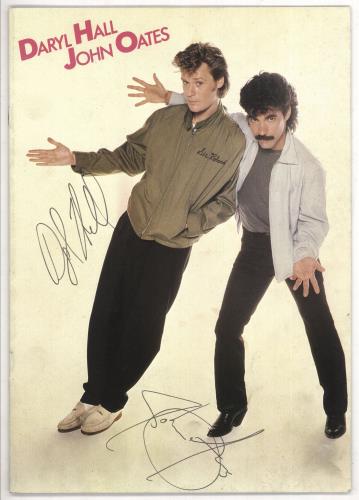 Hall & Oates Daryl Hall John Oates - 1982 UK Tour - Autographed tour programme UK HNOTRDA731924