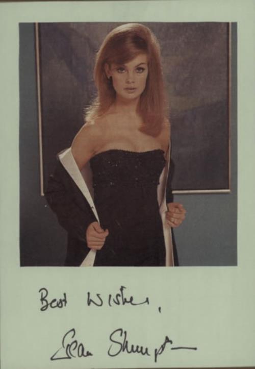 Jean Shrimpton Autograph With Picture memorabilia UK JS9MMAU603436
