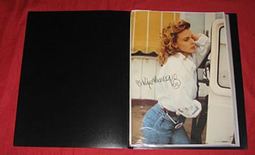 Kylie Minogue Cuttings Book (11) memorabilia UK KYLMMCU354930