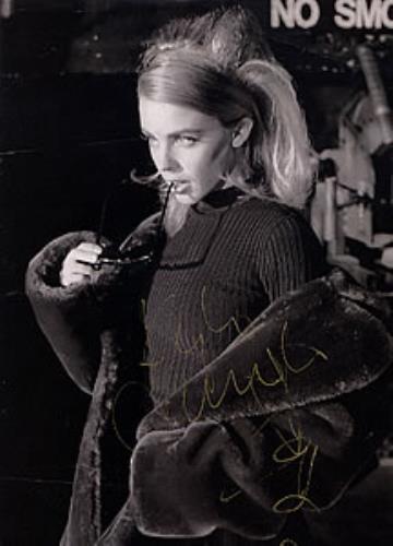 Kylie Minogue Signed Picture photograph UK KYLPHSI259337