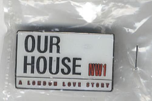 Madness Our House The Musical - Badge memorabilia UK MDNMMOU341226