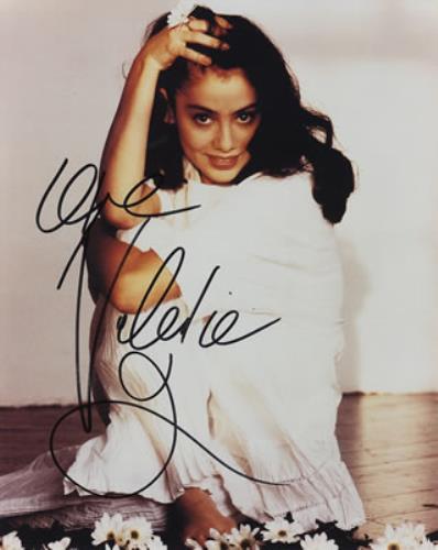 Natalie Imbruglia Autographed Publicity Photograph memorabilia UK NTLMMAU365224