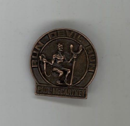 Paul McCartney and Wings Run Devil Run badge UK MCCBGRU590564
