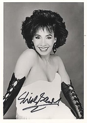 Shirley Bassey Signed Photograph photograph UK SHBPHSI258521