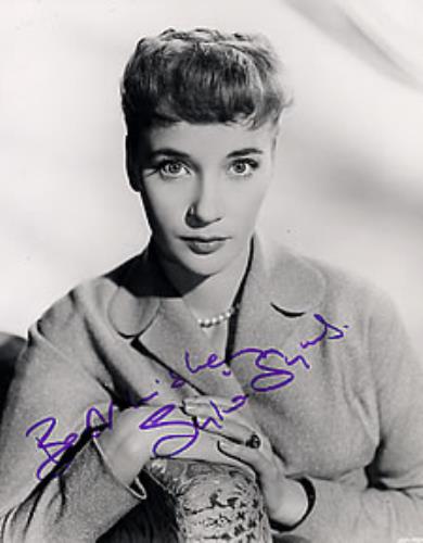Syliva Syms (UK) Autographed Portrait Photograph photograph UK Y87PHAU262936