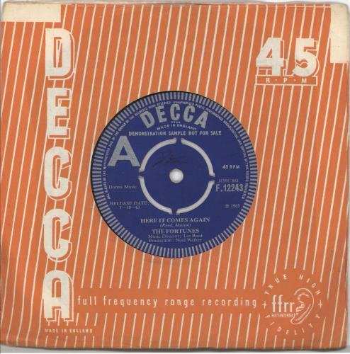 The Fortunes Here It Comes Again 7" vinyl single (7 inch record / 45) UK FTU07HE722435