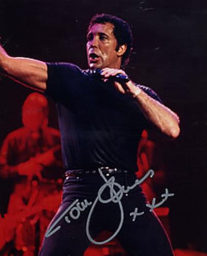 Tom Jones Signed Photograph photograph UK TJOPHSI258313