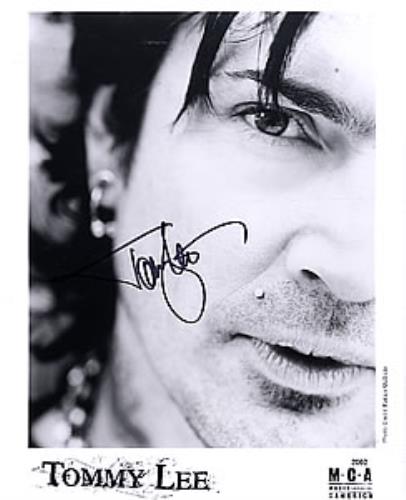 Tommy Lee Signed Photograph photograph US T-LPHSI259535