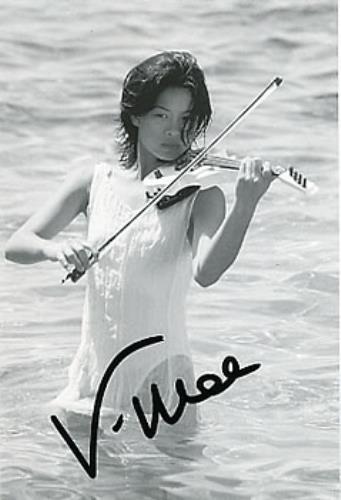 Vanessa Mae Autographed Publicity Photograph photograph UK VMAPHAU262452